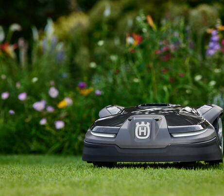 Husqvarna robotmaaier tussen bloemen